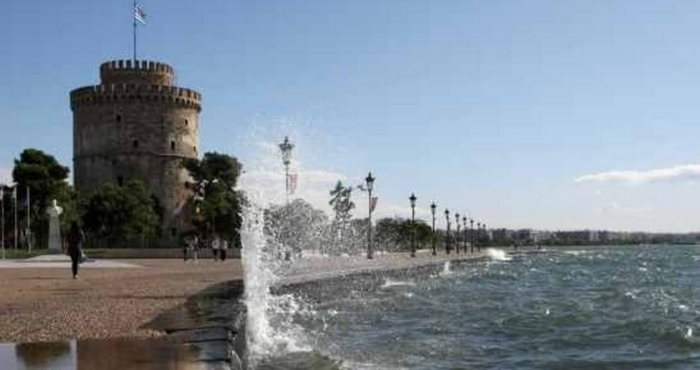 Έρευνες για τον εντοπισμό ατόμου που έπεσε στο Θερμαϊκό