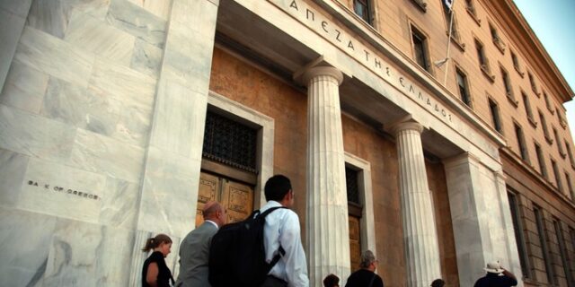 Η επιστροφή των καταθέσεων έριξε τα επιτόκια