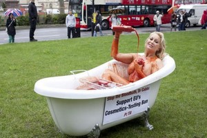 Ψηφοφορίες και αιματοβαμμένη playmate