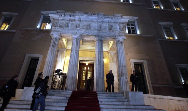 Χρήμα στα κόμματα με νυχτερινή τροπολογία