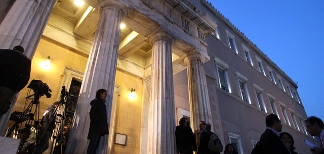 “Βλέπουν” ελληνικό κούρεμα και ζητούν νέο διευθυντήριο