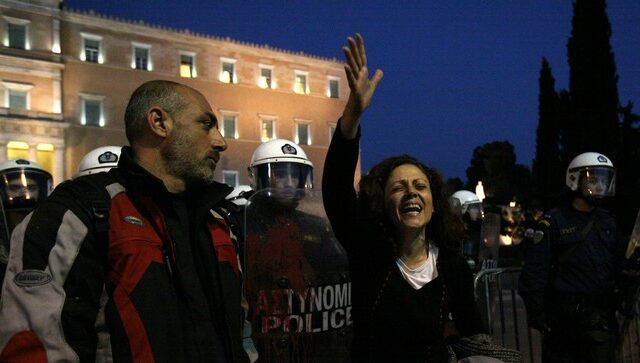 Επεισόδια στη συγκέντρωση για τον 77χρονο αυτόχειρα