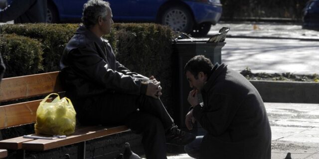 Η Ελλάδα βυθίζεται στην ύφεση και την ανεργία