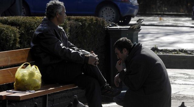 Η Ελλάδα βυθίζεται στην ύφεση και την ανεργία