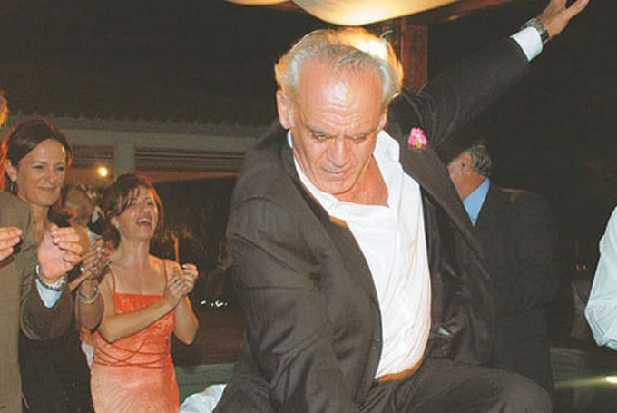 Το μακρύ ζεϊμπέκικο του Άκη Τσοχατζόπουλου