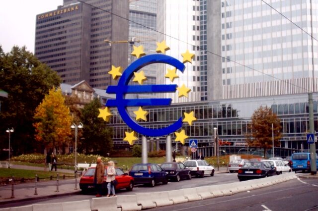 Deutsche Welle: “Η τύχη των Ελλήνων στην Ευρωζώνη στα χέρια τους”