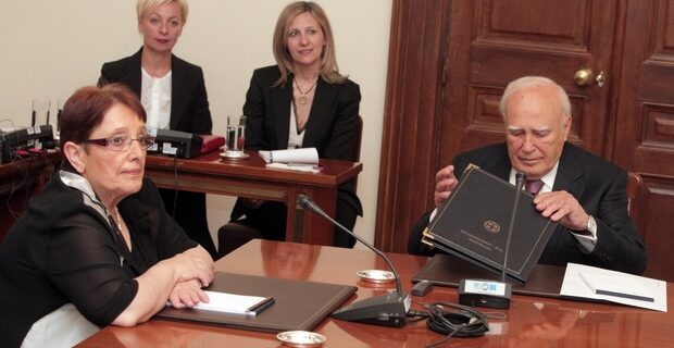 Παπαρήγα: “Θα καταθέσουμε πρόταση νόμου για κατάργηση του μνημονίου”