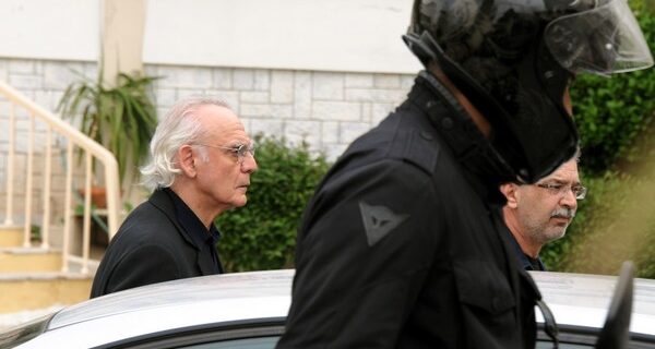 Οι σωφρονιστικοί έπιασαν με κινητό τηλέφωνο τον Άκη