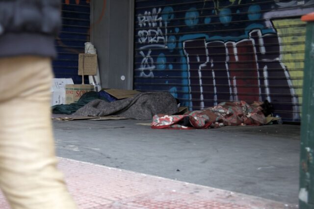 Βροχή και κακοκαιρία πλήττουν και πάλι τους άστεγους