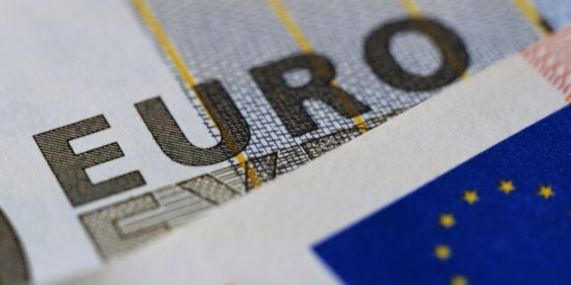 Μικρή ανατίμηση του ευρώ τον Μάιο