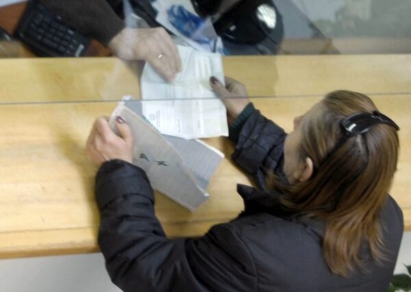 Φοροπαγίδες για εισοδήματα κάτω των 5.000 ευρώ. Τι χαράτσια κρύβουν οι αποδείξεις