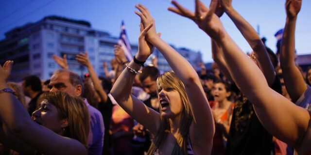 Guardian: “Πώς μπορεί να φύγει η Ελλάδα από την Ευρωζώνη σε πέντε δύσκολα βήματα”