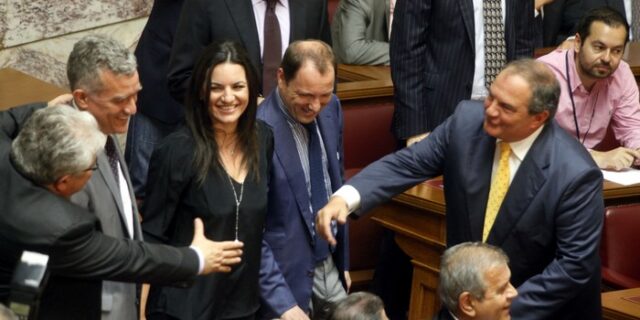 Το “εγέρθητω” του Καραμανλή στους δημοσιογράφους