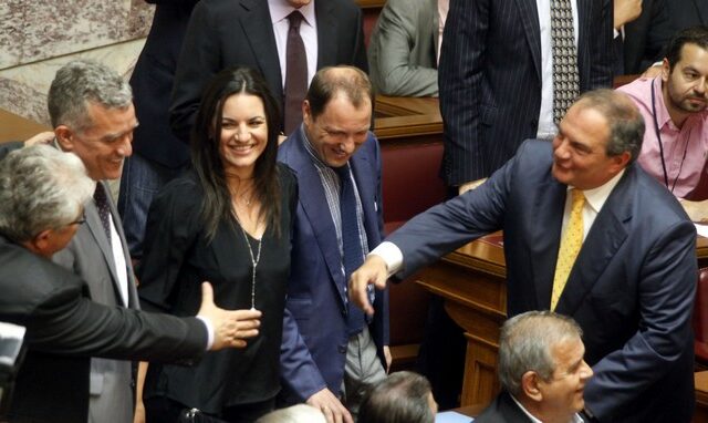 Το “εγέρθητω” του Καραμανλή στους δημοσιογράφους