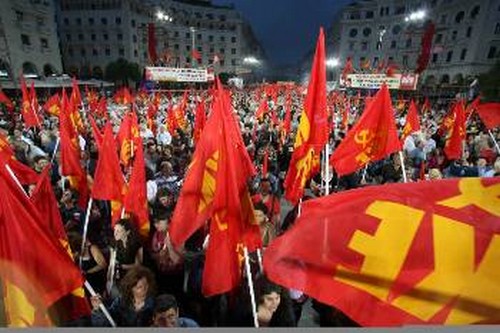 Δεν καταργεί μνημόνιο και δανειακή ο Τσίπρας λέει το ΚΚΕ