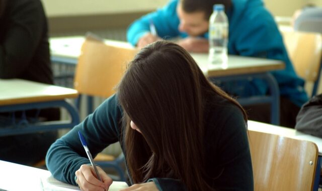 Ακόμα και επιστράτευση εκπαιδευτικών για τις εξετάσεις