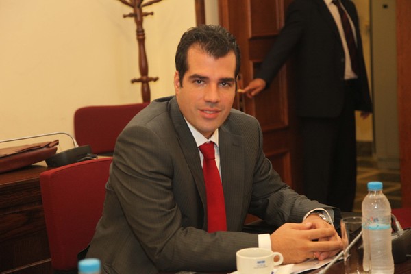 Ο Αβραμόπουλος έφυγε. Ο Θάνος Πλεύρης ήρθε