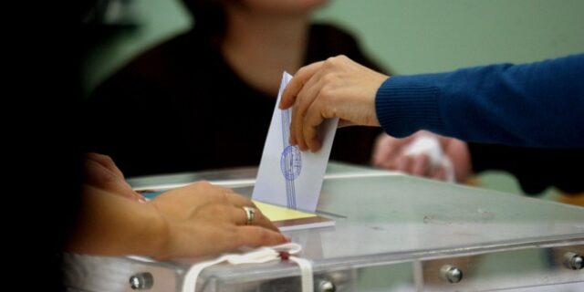 ΝΔ και ΣΥΡΙΖΑ μοιράζονται την πρωτιά σε δύο δημοσκοπήσεις