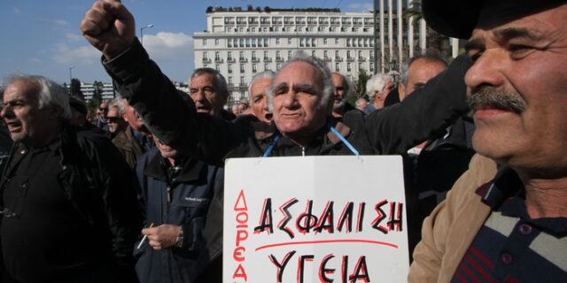 Η “οργισμένη ψήφος” αναβάλει τη μείωση συντάξεων