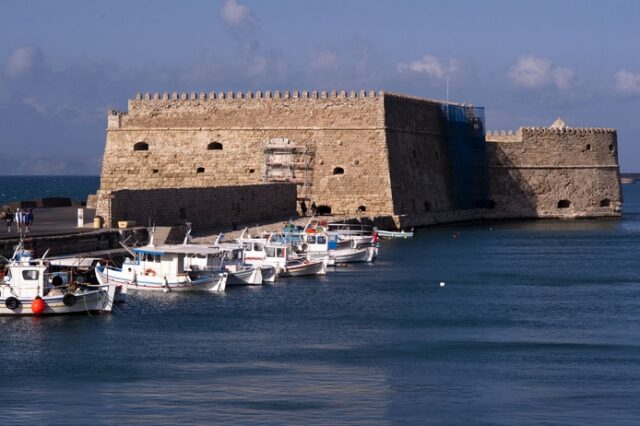 “Μην πάτε διακοπές στην Κρήτη, είναι πλήρης και θα ταλαιπωρηθείτε”