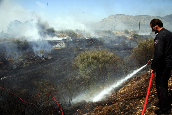 Νεκρός πυροσβέστης στη φωτιά στον Ασπρόπυργο