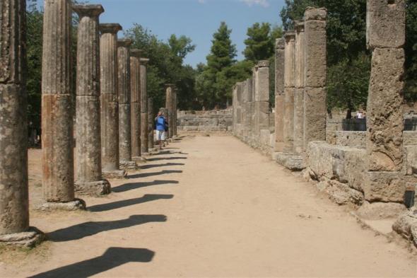 Ξέφραγο αμπέλι η Αρχαία Ολυμπία: Αυτή τη φορά τουρίστρια τραβούσε φωτογραφίες ανενόχλητη