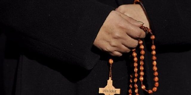 Ιεροδιάκονος πήγε για ψώνια με…όπλα και χειροπέδες