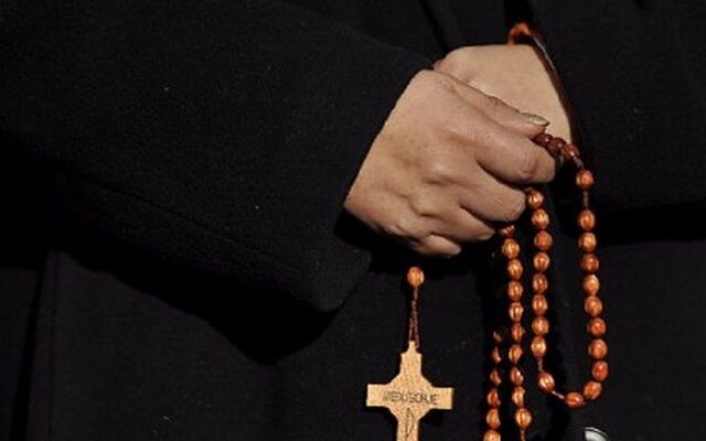 Ιεροδιάκονος πήγε για ψώνια με…όπλα και χειροπέδες