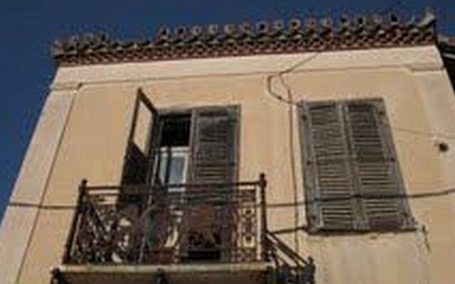 Κατέρρευσε τσιμεντένιο σκέπαστρο στο κέντρο του Ηρακλείου
