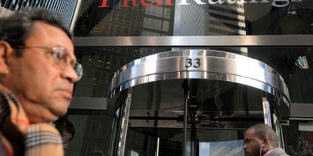 Fitch: Η αβεβαιότητα για τις ελληνικές τράπεζες παραμένει