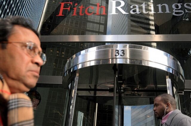 Fitch: Η αβεβαιότητα για τις ελληνικές τράπεζες παραμένει
