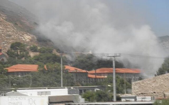 Φωτιά στο στρατόπεδο της Σύρου