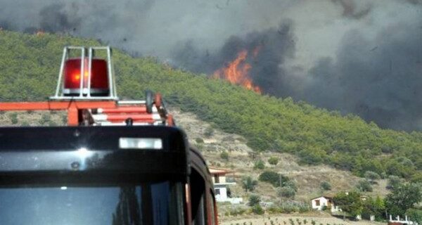 Σε εξέλιξη πυρκαγιές σε Ναύπλιο και Θήβα