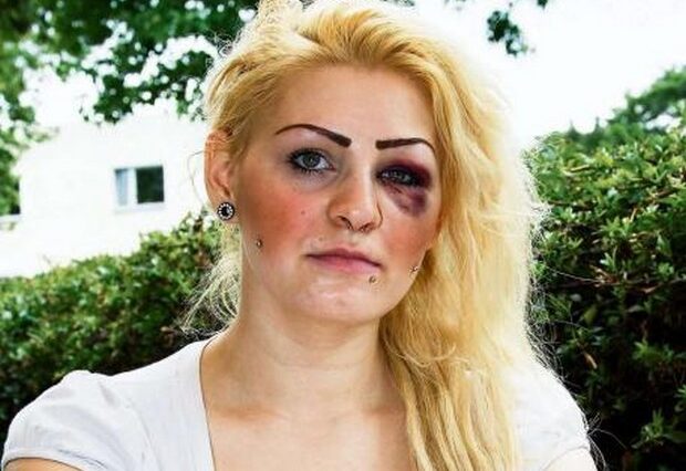 Έφαγε ξύλο επειδή πανηγύρισε το γκολ της Ελλάδας