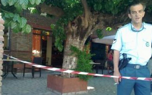 Μαχαίρωσε τη γυναίκα του μέσα σε καφενείο