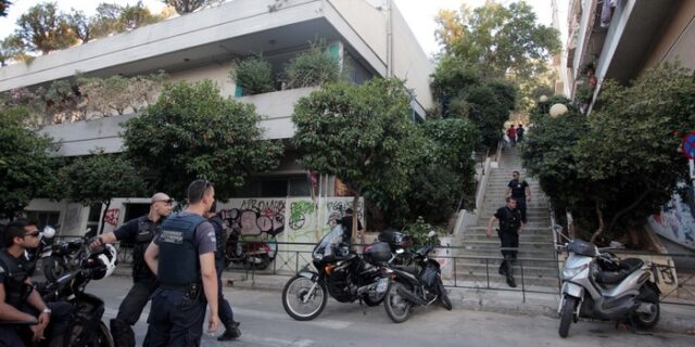 Κουκουλοφόροι έβαλαν φωτιά σε κάλπη στα Εξάρχεια