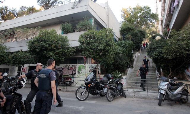 Κουκουλοφόροι έβαλαν φωτιά σε κάλπη στα Εξάρχεια