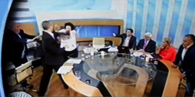 Η πολιτική και κοινωνική νομιμοποίηση της βίας δυναμιτίζει τη δημοκρατία