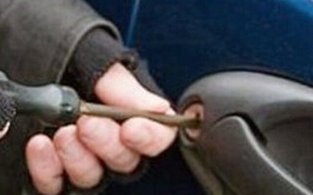 Έκλεψε αυτοκίνητα και…παπούτσια