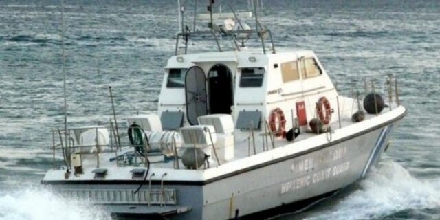 Το λιμενικό τον έψαχνε και αυτός κολυμπούσε αμέριμνος…