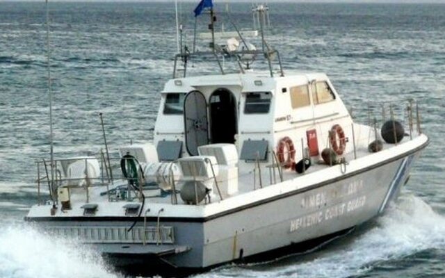 Το λιμενικό τον έψαχνε και αυτός κολυμπούσε αμέριμνος…