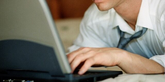 Πώς θα πάρετε δωρεάν σύνδεση ίντερνετ και laptop