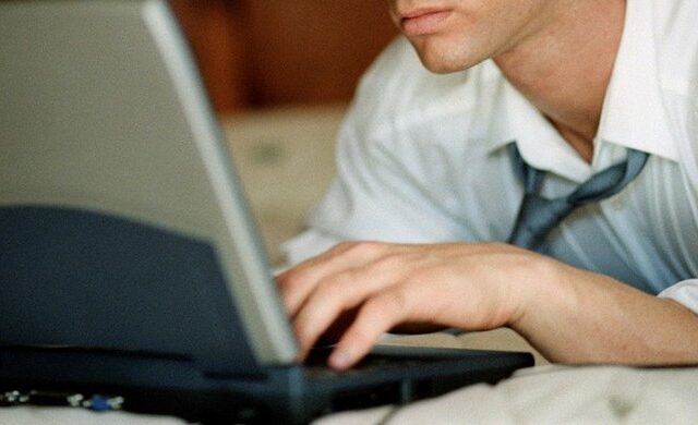 Πώς θα πάρετε δωρεάν σύνδεση ίντερνετ και laptop