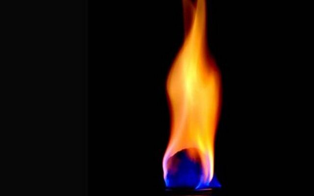 Έπεσε το μηχανάκι και του…έβαλε φωτιά