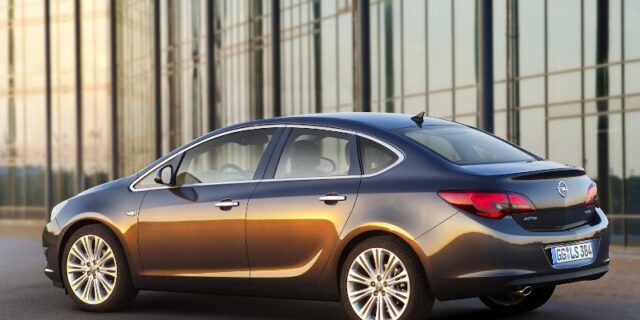 Το Opel Astra τώρα και σεντάν