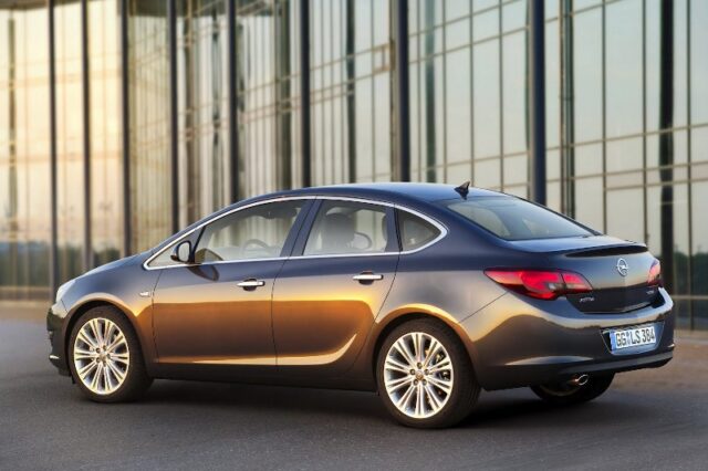 Το Opel Astra τώρα και σεντάν