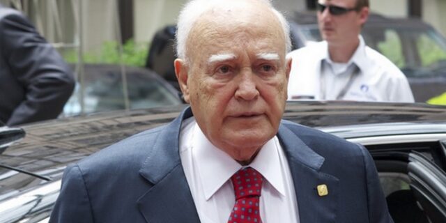 Διακεκριμένοι πανεπιστημιακοί στον Κάρολο Παπούλια