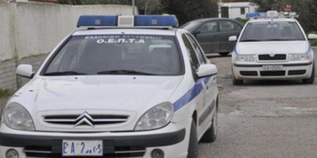 Πρώτα δεν σταμάτησαν σε έλεγχο και μετά λιθοβόλησαν τους αστυνομικούς