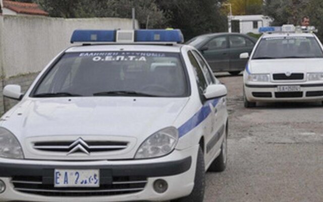 Πρώτα δεν σταμάτησαν σε έλεγχο και μετά λιθοβόλησαν τους αστυνομικούς