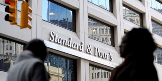 Standard & Poor’s: Οι πιθανότητες να βγει η Ελλάδα από το ευρώ